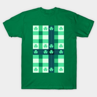 St patricks irish plaid shamrock pattern, pattern green background T-Shirt